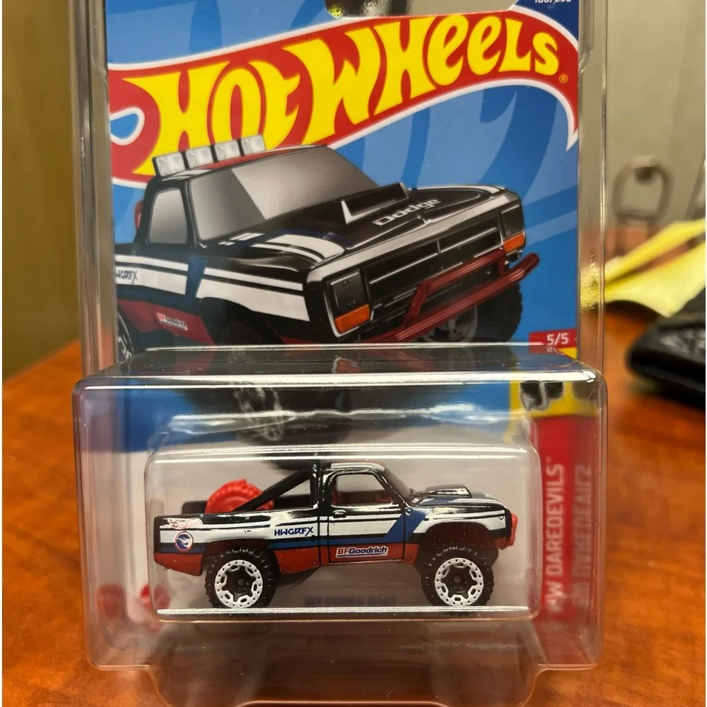 Hot Wheels 2022 Treasure Hunt - 1987 Dodge D100 pickup #186/250 - Picture 1 of 6